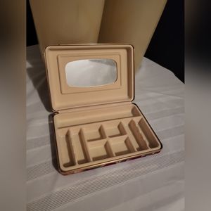 Vintage traveling jewelry case